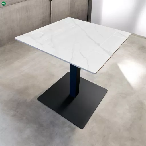 Bisztróasztal Fehér fényes márványhatású szinterezett kerámia lappal, 70×70 cm méretben. Ristretto